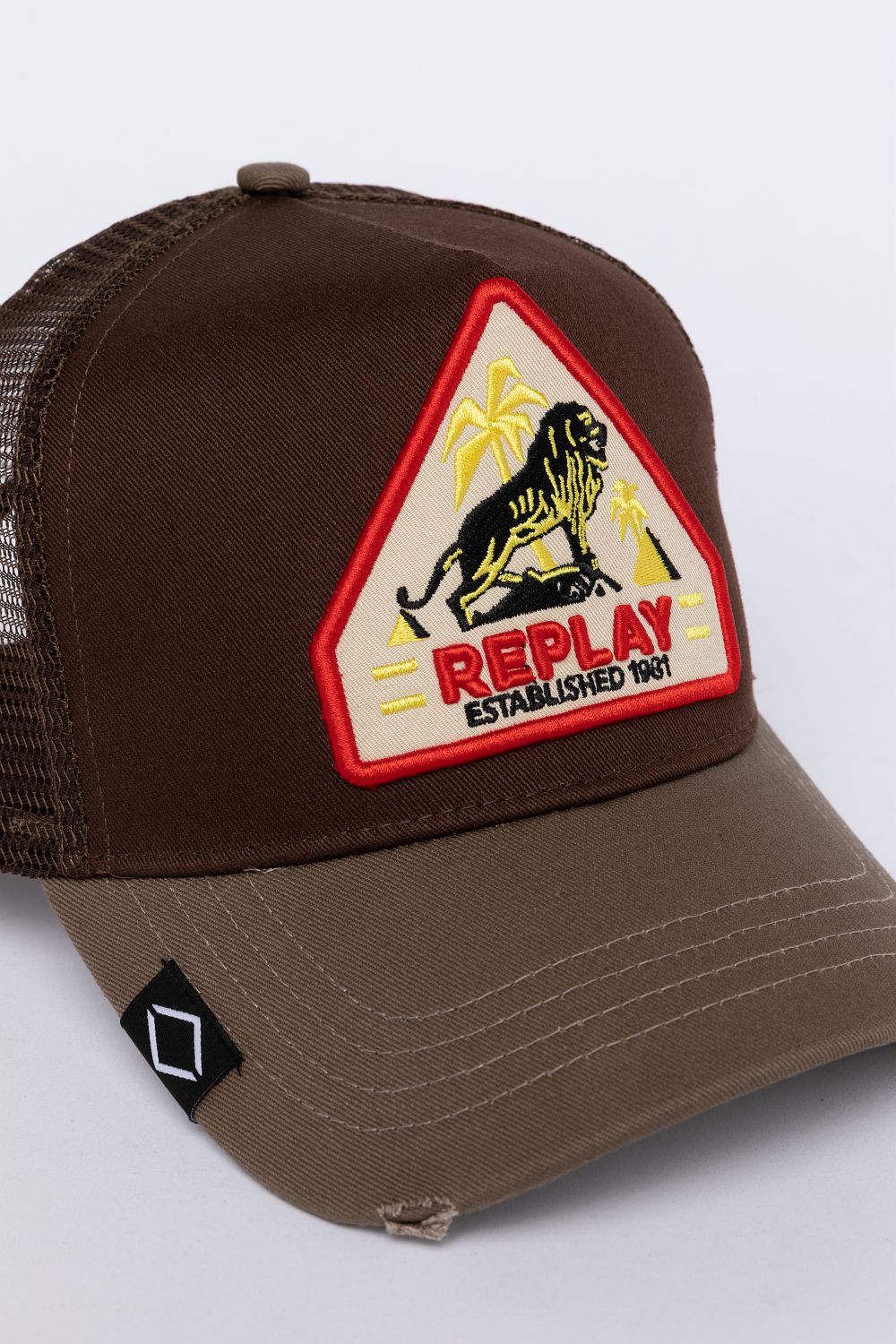 REPLAY CAP WITH BILL IN TWILL WITH LION PATCH